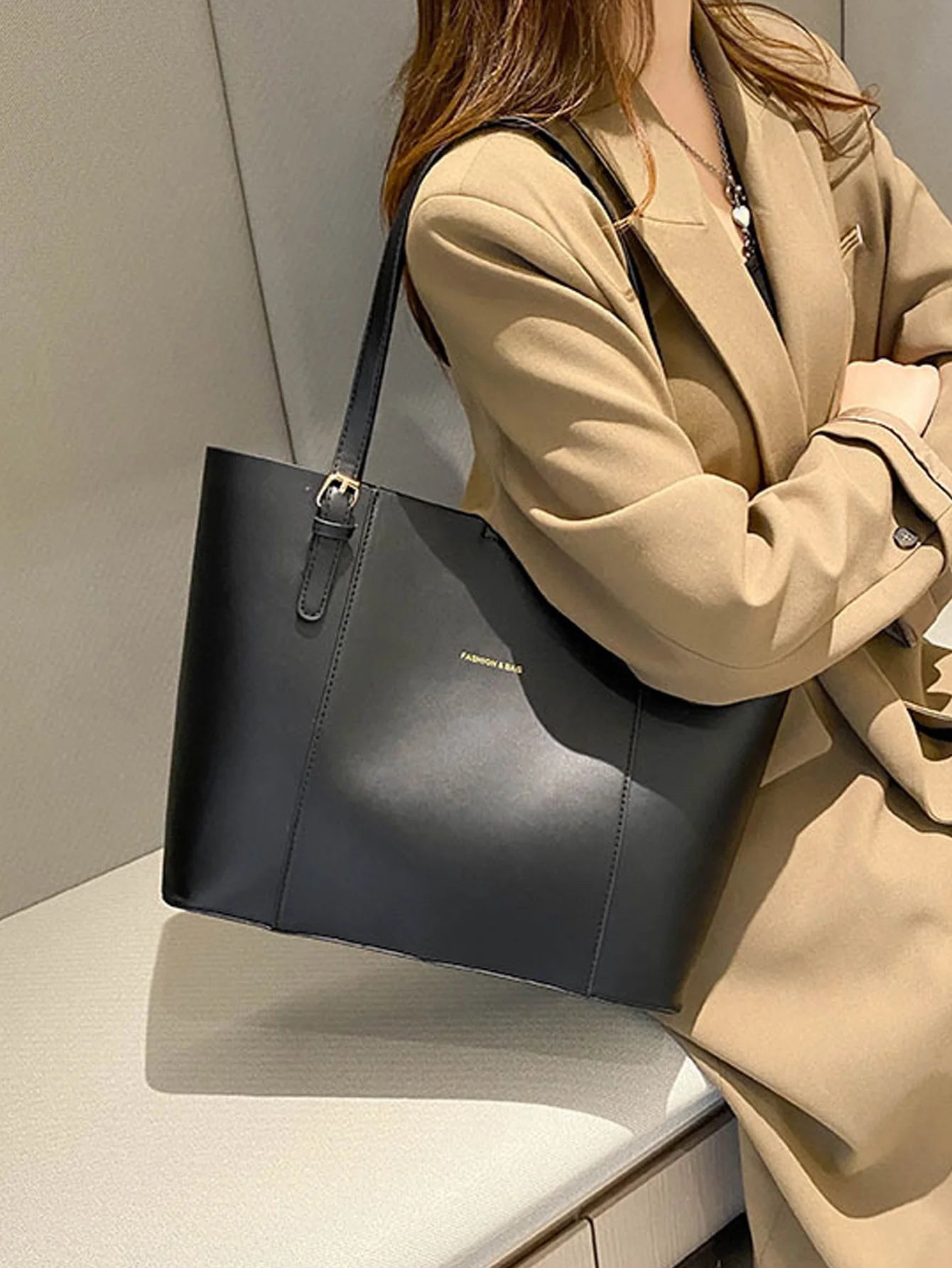 Retro simple and atmospheric commuting bag for women new stylish large capacity shoulder tote bag