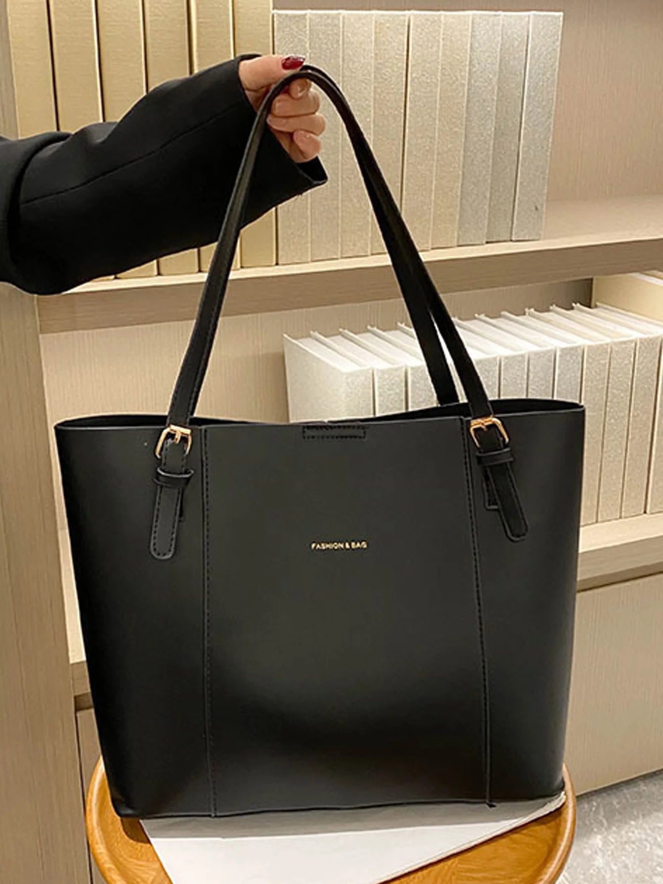 Retro simple and atmospheric commuting bag for women new stylish large capacity shoulder tote bag